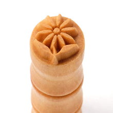 Load image into Gallery viewer, MKM SMALL STAMP - DAISY WITH LEAVES (SCS-198)
