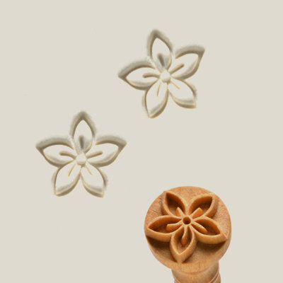 Scm-196 Medium Round Stamp - Simple Flower Outline